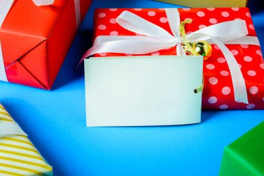 ahşap masa üzerinde beyaz metin etiket ve hediye kutuları alay 