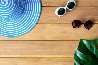 Üstten Görünüm mavi şapka ve güneş gözlüğü ahşap bir masa üzerinde 