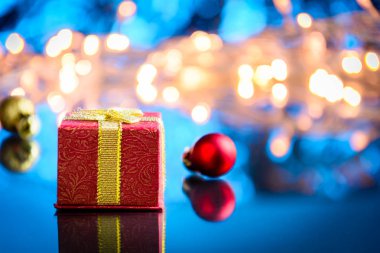 Mavi açık renkli hediyeler ve oyuncaklar cam masa ve bokeh