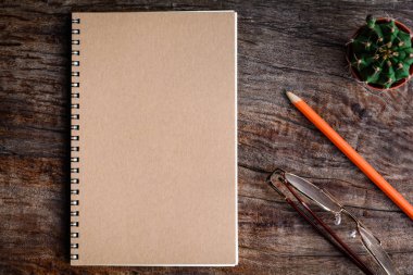 Üstten Görünüm defter ve kalem gözlük masanın üstüne