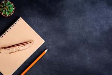 Üstten Görünüm defter ve kalem gözlük masanın üstüne
