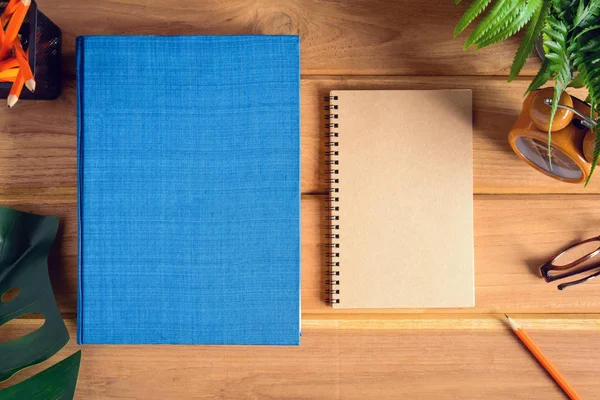 Ver libro y lápiz en la mesa de madera —  Fotos de Stock