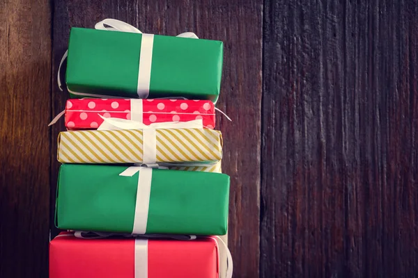 Подарки и игрушки на деревянных досках с рождественскими праздниками — стоковое фото