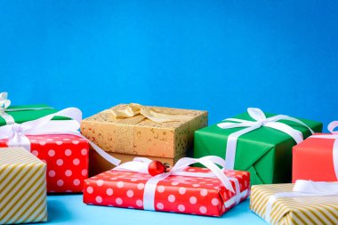 ahşap masa üzerinde beyaz metin etiket ve hediye kutuları alay