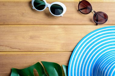 Üstten Görünüm mavi şapka ve güneş gözlüğü ahşap bir masa üzerinde 