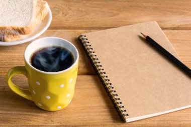 İyi sabahlar siyah kahve fincanı