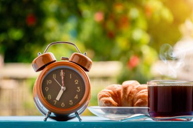 İyi sabahlar siyah kahve fincanı