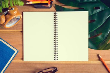 Üstten Görünüm defteri ve kalem kayda göre ahşap masa