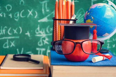 Elma bilgi sembolü ve Danışma Kurulu b ile kalem kitap