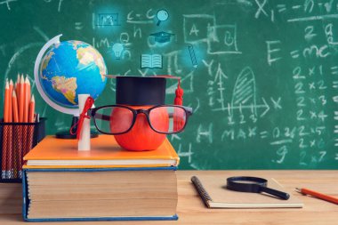 Elma bilgi sembolü ve Danışma Kurulu b ile kalem kitap