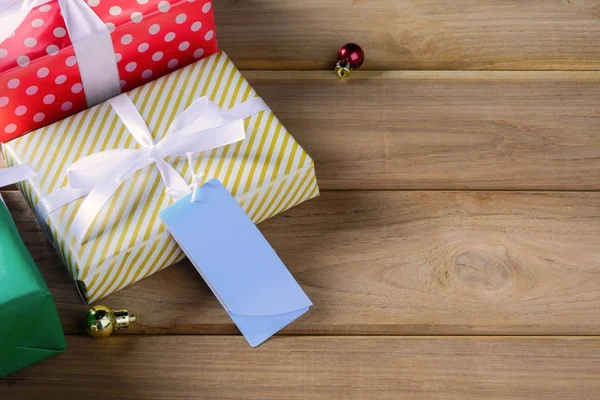 Подарочная коробка на деревянном столе с Рождеством — стоковое фото
