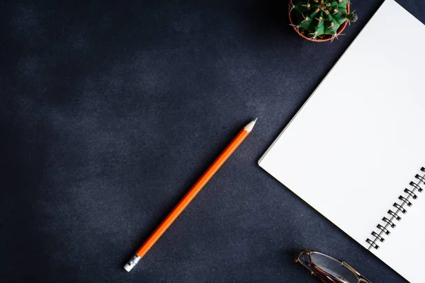 Ovanifrån anteckningsbok och penna glasögon på skrivbordet — Stockfoto