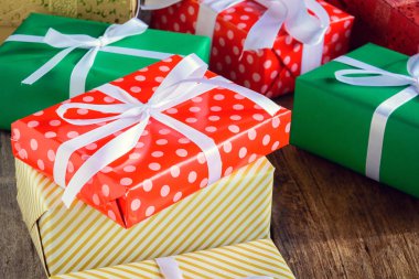 Hediye kutusu mevcut ve ahşap bir masaya süsleyin 