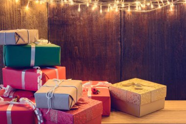 armağan ve toys ahşap kurullarında dekore ışık