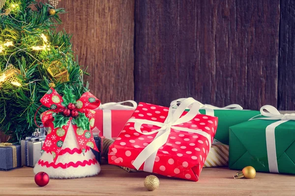 Cadeaux et jouets sur des planches en bois avec des vacances de Noël — Photo