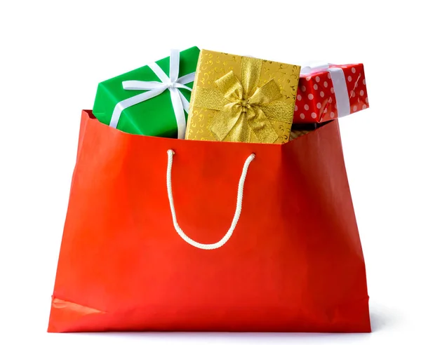 Scatole regalo in sacchetto rosso isolato — Foto Stock