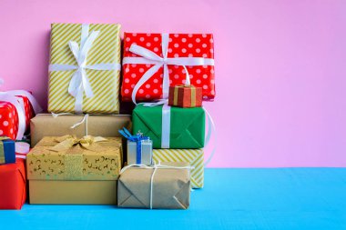 hediye kutuları ahşap Resepsiyon pembe duvar arka plan üzerinde