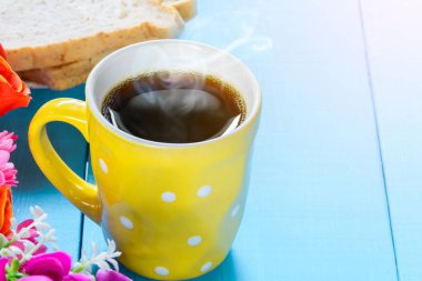 İyi sabahlar siyah kahve fincanı