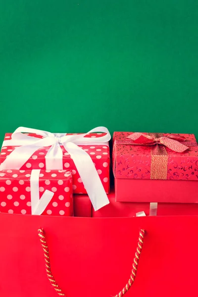 Navidad y cajas de regalo y fondo verde — Foto de Stock