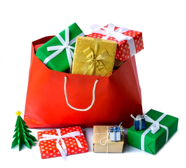 Scatole regalo in sacchetto rosso isolato — Foto Stock