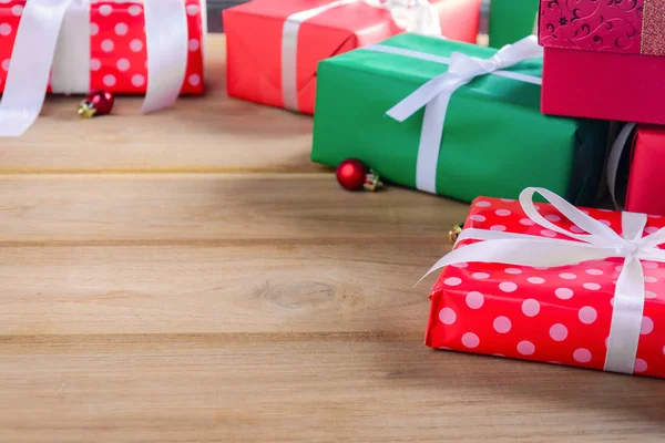 Coffret cadeau présent sur une table en bois avec Noël — Photo