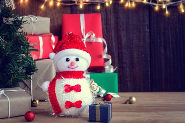 armağan ve toys ahşap kurullarında dekore ışık