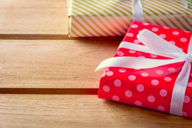 Hediye kutusu mevcut ve ahşap bir masaya süsleyin