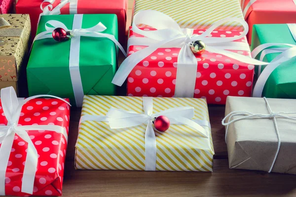 Hediye kutusu mevcut ahşap bir masa üzerinde Noel ile 