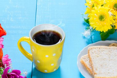 İyi sabahlar siyah kahve fincanı