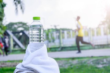 Exerci çalışan Resepsiyon üzerine beyaz kumaş ve plastik su şişesi