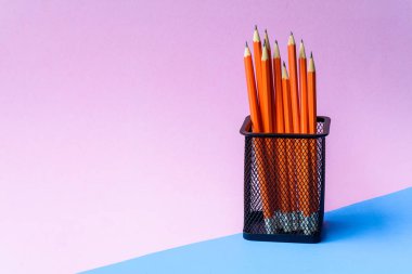 Turuncu pembe ve mavi arka plan üzerinde kalem