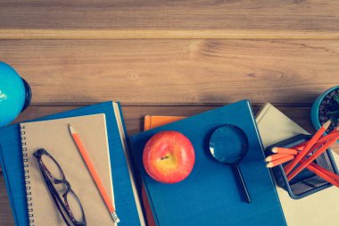 kitap ve ekipman üstünde okul sırası