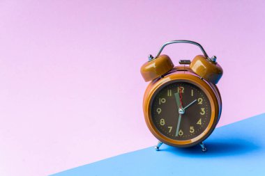 kahverengi saat ve pembe bir arka plan