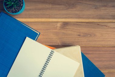 kitap ve defter üstünde okul sırası