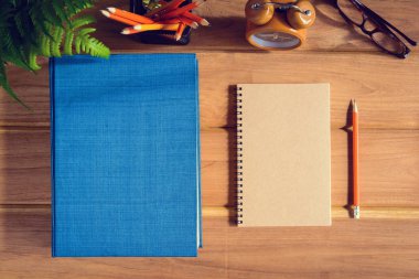 Üstten Görünüm defteri ve kalem kayda göre ahşap masa