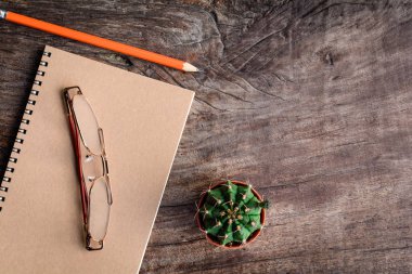 Üstten Görünüm defter ve kalem gözlük masanın üstüne