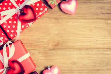 Üstten Görünüm kırmızı pembe kalp ve hediye kutusu 