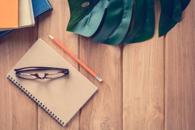 Üstten Görünüm defteri ve kalem kayda göre ahşap masa