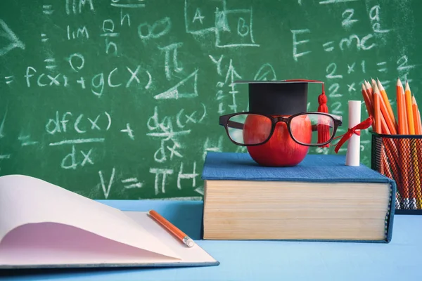 Apple Knowledge Symbol et Pencil Books sur le bureau — Photo