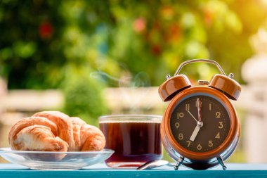 İyi sabahlar siyah kahve fincanı