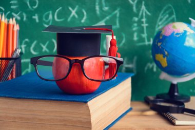 Elma bilgi sembolü ve Danışma Kurulu b ile kalem kitap