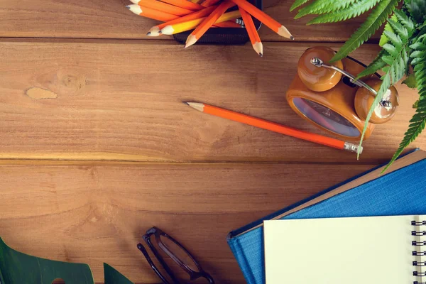 Ver libro y lápiz en la mesa de madera — Foto de Stock