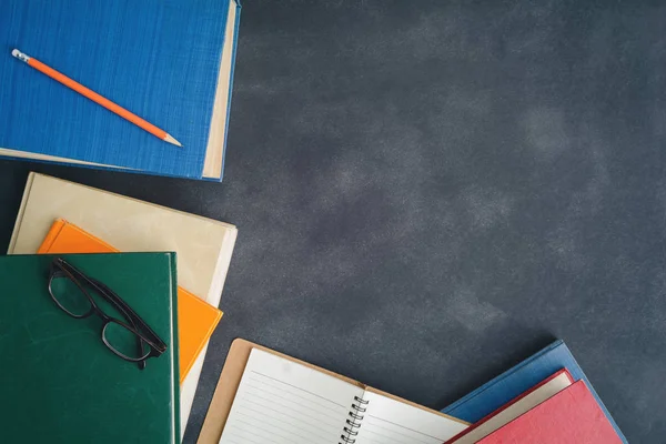 Libro bicchieri e matita sulla scrivania — Foto Stock