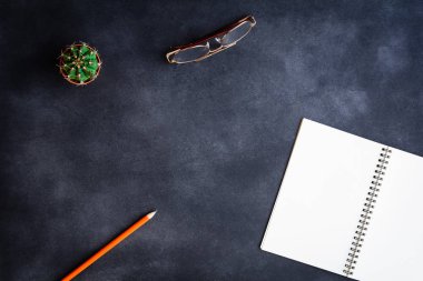 Üstten Görünüm defter ve kalem gözlük masanın üstüne