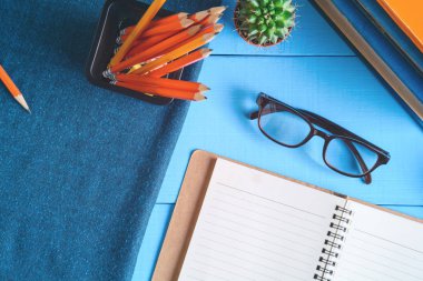 Üstten Görünüm defteri ve kalem kayda göre mavi ahşap masa