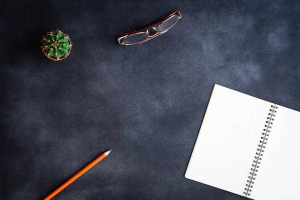 Üstten Görünüm defter ve kalem gözlük masanın üstüne