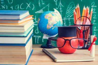 Elma bilgi sembolü ve Danışma Kurulu b ile kalem kitap