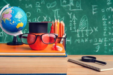 Elma bilgi sembolü ve Danışma Kurulu b ile kalem kitap