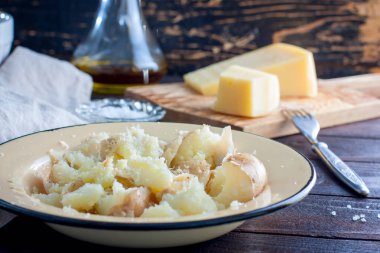 Haşlanmış patates püresi peynir ve tereyağı ile