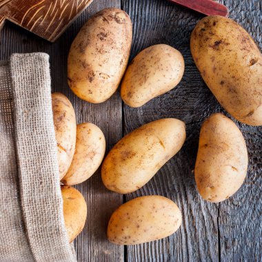 Ahşap bir masa, üstten görünüm genç ham taze patates